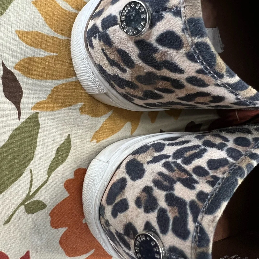 Steve Madden Women's‎ Safary Slip-On Fashion Sneaker size 8M Cheetah suede